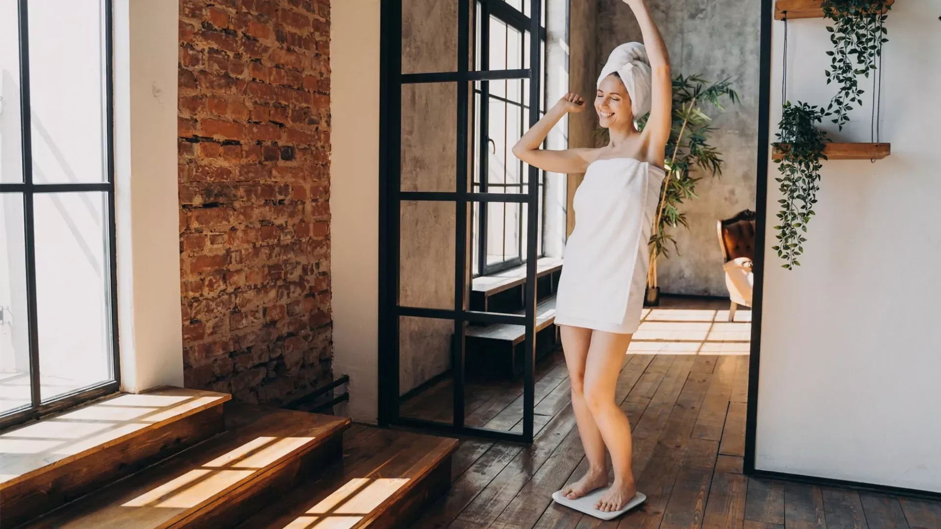 Femme sur la balance heureuse